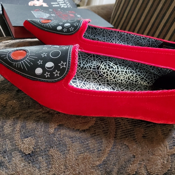 Red Velvet Ouija Planchettes Flat Shoes - Picture 6 of 7